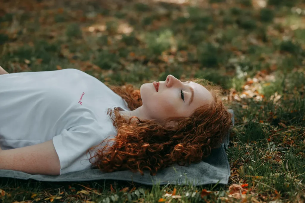 Ressourcez vous avec le Yoga Nidra Une femme allongée pratique une séance de Yoga Nidra. Huna